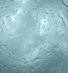 Wassertropfen auf Glas