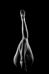 Femme nue avec la jambe soulevée dans un noir et blanc sensuel