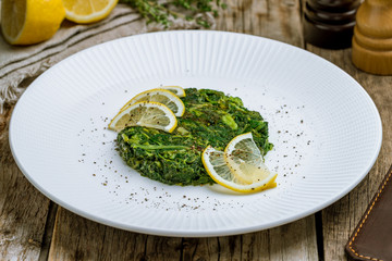 Garnish steamed spinach