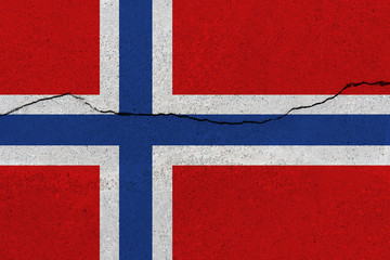 Fototapeta premium Norway flag on concrete wall with crack