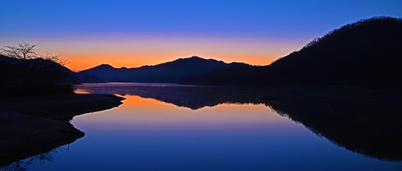 夜明け前の千丈寺湖の情景