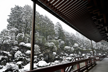 Fototapeta premium 雪の中のお寺