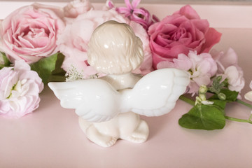 Obraz na płótnie Canvas 天使の背中の羽根とピンクの花