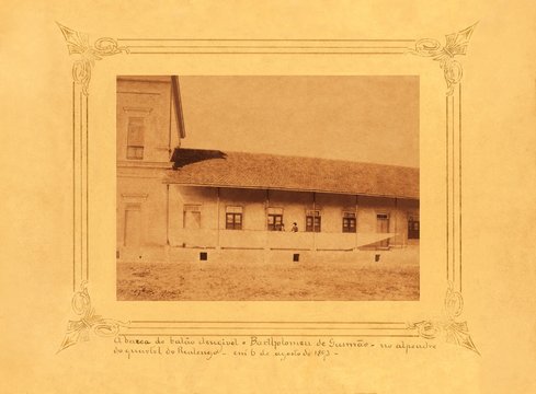 A barca do dirigível Bartholomeu de Gusmão no alpendre do quartel de Realengo (RJ), em 6 de agosto de 1893.
