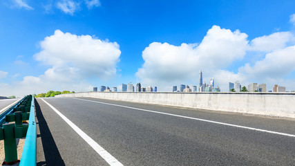 Naklejka premium Shanghai city skyline and famous landmark buildings with empty asphalt road