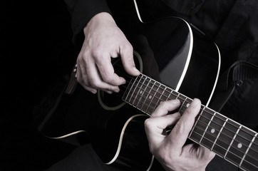 Guitarist plays the guitar. Close-up.