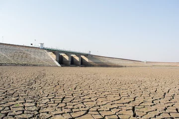 Poster Im Rahmen A dried up empty reservoir or dam during a summer heatwave, low rainfall and drought in north karnataka,India © WESTOCK