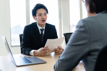 会話するビジネスマン