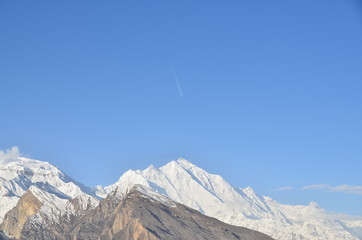 パキスタン　フンザの絶景　美しい雪山と青空　名峰ラカポシと飛行機雲