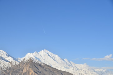 パキスタン　フンザの絶景　美しい雪山と青空　名峰ラカポシと飛行機雲