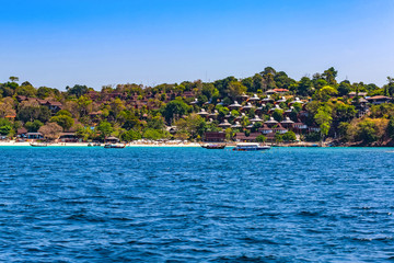 Fototapeta na wymiar Resort on Phi Phi Island when viewed from boat