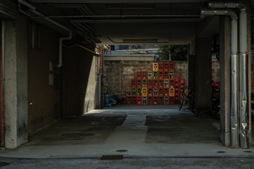 路地裏のビールケース
