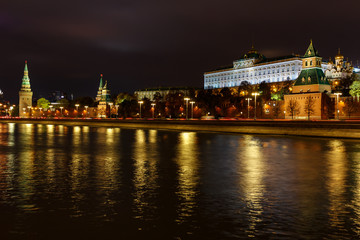 Obraz premium Night landscape of Moscow Kremlin with illumination on a background of Moskva river