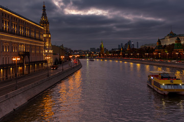 Obraz premium Moskva river embankments on a background of dramatic cloudy sky in evening. Moscow landscape