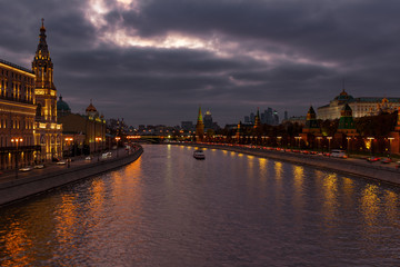 Obraz premium Moskva river near Moscow Kremlin in evening against dramatic cloudy sky. Urban landscape