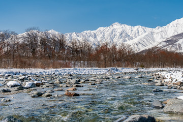 長野県白馬村 雪山と松川の雪景色