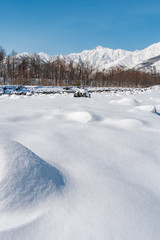 長野県白馬村 雪山と松川の雪景色