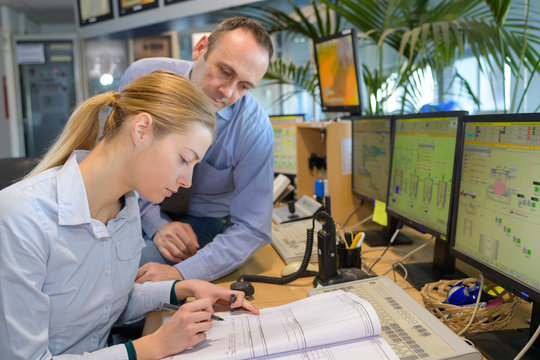 boss reprehend secretary in office