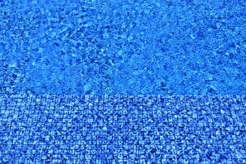 プールに貼られたタイル 反射する水面