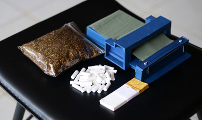 Material and tool to roll a Cigarette.