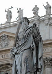 Fototapeta na wymiar majestic statue of Saint Paul with a long beard and sword in the
