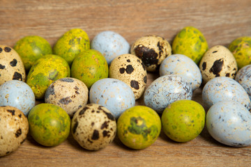 Bunte Eier auf Holzhintergrund