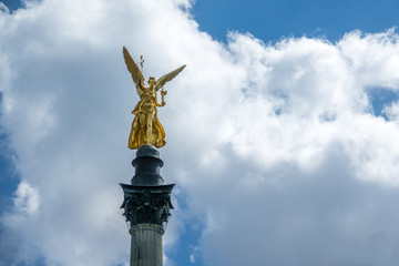 Freidensdenkmal bei weißblauem Himmel