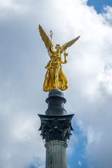 Fototapeta premium Freidensdenkmal bei weißblauem Himmel
