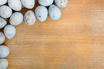 Fototapeta na wymiar Blaue Eier auf Holzhintergrund