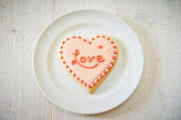 Obraz na płótnie Canvas Heart shaped icing cookies