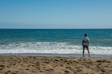 Mężczyzna patrzy na morze