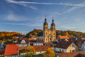 Fototapeta na wymiar Basilika Gößweinstein im Herbst am Tag