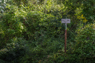 feuerwehrzufahrt schild im wald