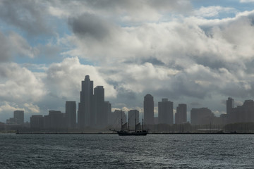 Obraz premium Stary jacht na jeziorze Michigan przed mariną i panoramą Chicago w pochmurny dzień