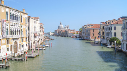 Fototapeta na wymiar Aussicht Landschaft Fluss Häuser alt Enge Gassen Italien Altstadt mit Wasser Boot Venedig im Sommer