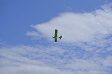 Спортивные самолеты во время воздушного шоу