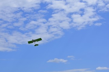 Fototapeta na wymiar Спортивные самолеты во время воздушного шоу