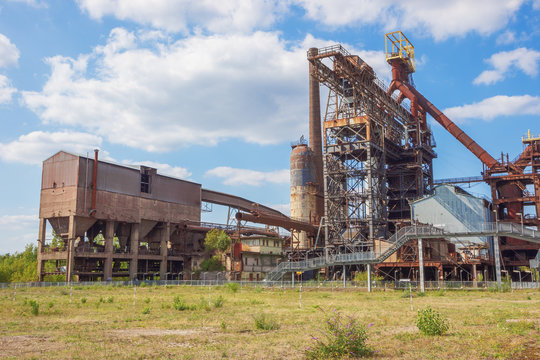 Overview of the U4 blast furnace and its feeding facilities in Uckange