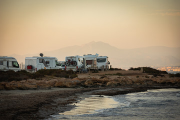 Obraz na płótnie Canvas motorhomes parked on the seafront on a trip to paradisiacal destination