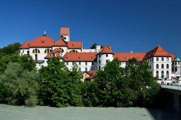 Fototapeta na wymiar Ansicht auf Füssen mit dem Lech und Brücle
