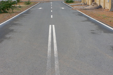 Obraz premium Open empty street in the desert. Conceptual.
