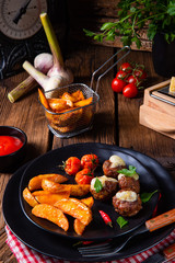 Meatballs with potato quarter from the oven