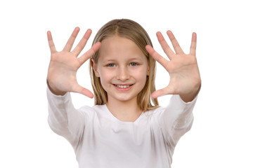 Junges Mädchen zeigt zehn Finger und lacht