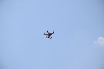 Drohne fliegt im Himmel