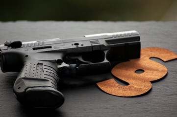 Waffenschein, Pistole freigestellt auf neutralem Hintergrund