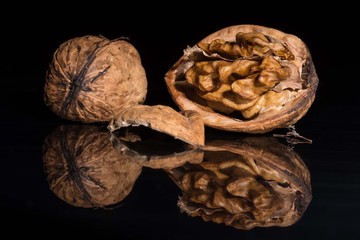 Spiegelbild einer Walnuss