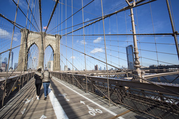 Fototapeta na wymiar The Brooklyn bridge pedestrian walkway and cycle path.