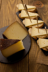Tapa de queso manchego con pan