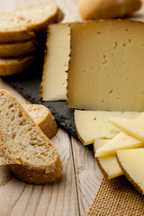 Queso curado en lonchas