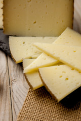 Queso curado en lonchas